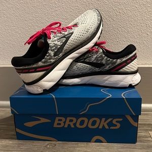 Women’s Brooks Ghost 11, size 7